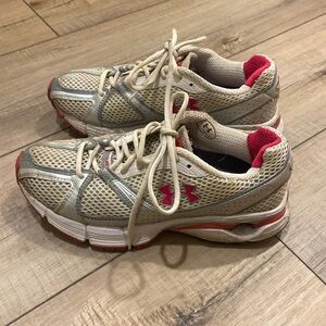 Vintage under armour silver, mesh and pink sneakers, size 8